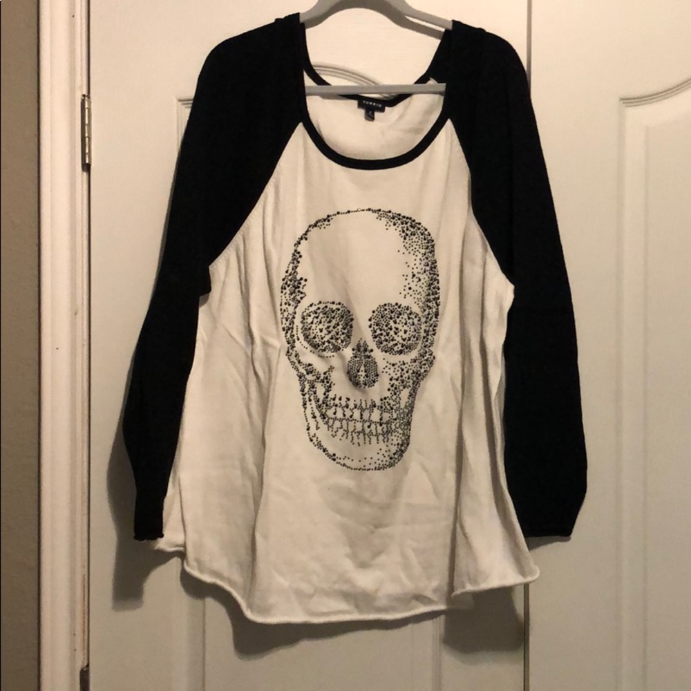 Black & white sweater w rhinestone skull
